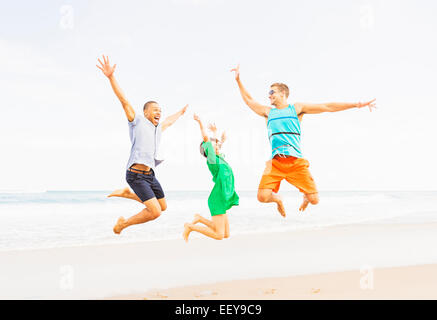 USA, Floride, Jupiter, jeunes gens sautant sur beach Banque D'Images