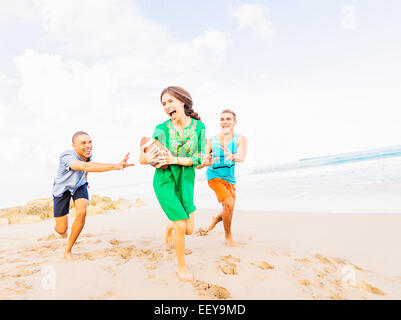 USA, Floride, Jupiter, de jeunes qui jouent au football sur la plage Banque D'Images