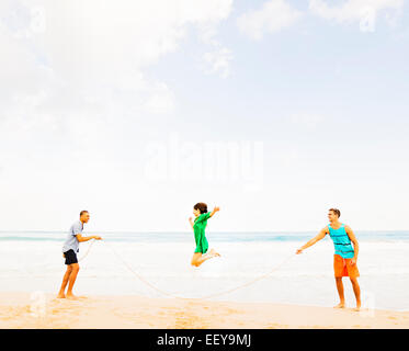 USA, Floride, Jupiter, jeunes qui jouent sur la plage Banque D'Images