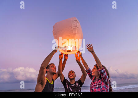 Les jeunes avec lanterne illuminée on beach Banque D'Images