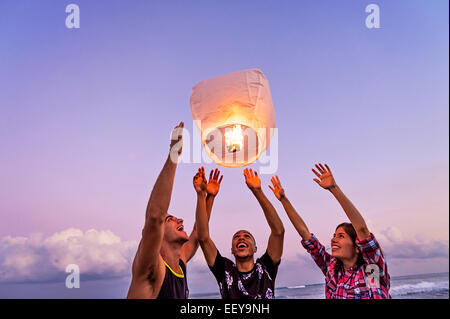 Les jeunes avec lanterne illuminée on beach Banque D'Images