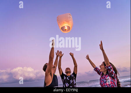 Les jeunes avec lanterne illuminée on beach Banque D'Images