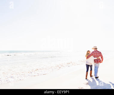 USA, Floride, Jupiter, Couple walking on beach Banque D'Images