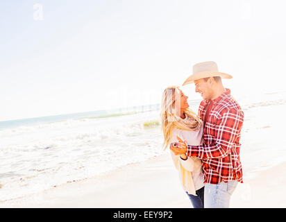 USA, Floride, Jupiter, Smiling couple dancing on beach Banque D'Images