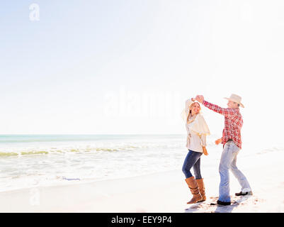 USA, Floride, Jupiter, Loving couple dancing on beach Banque D'Images