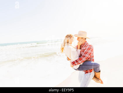 USA, Floride, Jupiter, Loving couple dancing on beach Banque D'Images