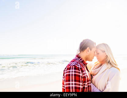 USA, Floride, Jupiter, Loving couple on beach Banque D'Images