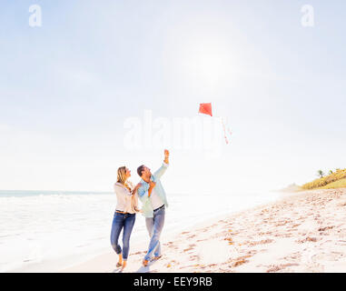 USA, Floride, Jupiter, en couple on beach with kite Banque D'Images