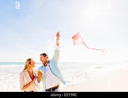 USA, Floride, Jupiter, en couple on beach with kite Banque D'Images