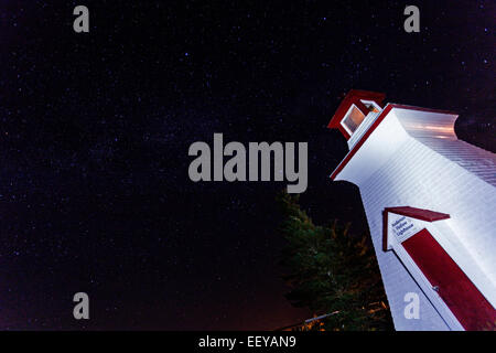 Canada, Nouveau-Brunswick, faible angle de vue du phare blanc Banque D'Images