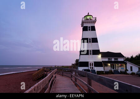 Canada, Nouveau-Brunswick, Île du Prince Édouard, le phare de West Point et plage de sable au crépuscule Banque D'Images