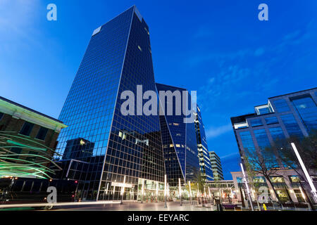 Canada, Saskatchewan, Regina, Low angle view of city street avec les gratte-ciel de verre Banque D'Images