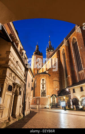 Pologne, Cracovie, Petite-pologne, Low angle view of St Mary's Church et Église Sainte Barbara de passage sous arch Banque D'Images