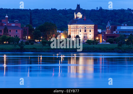 Canada, Nouveau-Brunswick, Fredericton, de l'hôtel de ville par la Saint John River au crépuscule Banque D'Images