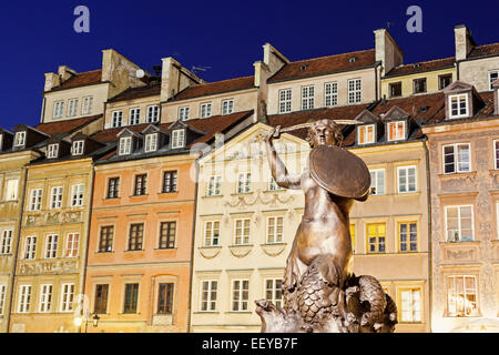 La Pologne, Mazowieckie, Varsovie, Place du marché de la vieille ville, Sirène de Varsovie contre les bâtiments Banque D'Images
