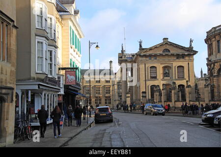 Blackwells Bookshop, White Horse Inn et Clarendon Building, rue Large, Oxford, Oxfordshire, Angleterre, Grande-Bretagne, Royaume-Uni, UK, Europe Banque D'Images