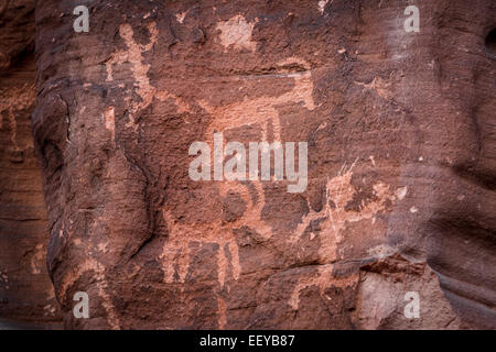 D'anciens pétroglyphes source sur les murs de la souris le réservoir du sentier de randonnée dans la Vallée de Feu State Park, Nevada Banque D'Images
