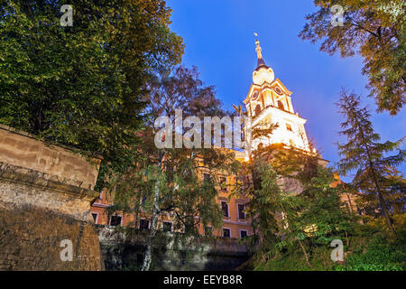 Pologne, Podkarpackie, Rzeszow, allumé en flèche de Rzeszow Château vu à travers les arbres Banque D'Images