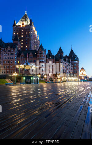 Canada, Québec, ville de Québec, Le Château Frontenac illuminé vu de boardwalk Banque D'Images