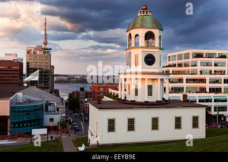 Le Canada, la Nouvelle-Écosse, Halifax, Halifax Town Clock dans la lumière du soleil du soir Banque D'Images