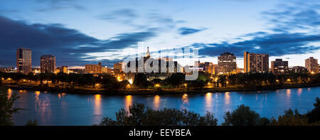 Canada, Saskatchewan, Saskatoon, Vue Panoramique de la ville et sur la rivière au crépuscule Banque D'Images