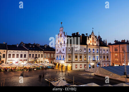 Pologne, Podkarpackie, Rzeszów, hôtel de ville sur la place principale de nuit Banque D'Images