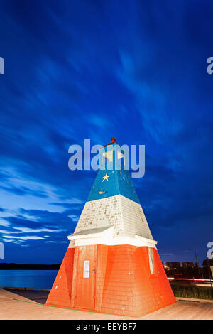 Le Canada, la Nouvelle-Écosse, petit phare sous ciel nuageux Banque D'Images