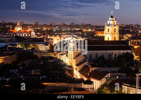 La Lituanie, Vilnius, vue sur St John's Church et de la vieille ville Banque D'Images