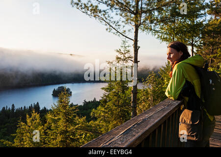 Canada, Québec, le Parc National de la Mauricie, Woman looking at view de point d'observation Banque D'Images