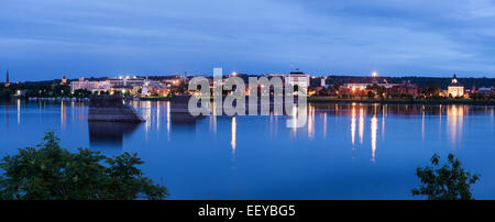 Canada, Nouveau-Brunswick, Fredericton, vue de la rivière à travers la ville Banque D'Images