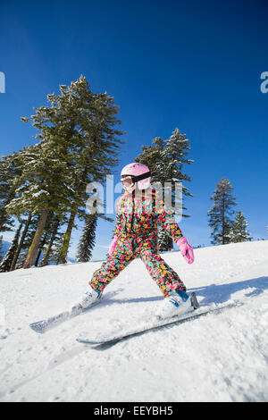 USA, Montana, Whitefish, Girl (8-9) le ski en montagne Banque D'Images