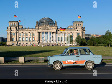 Berlin, Allemagne, voiture Trabant 601 lecteurs Safari Trabi prêteur passé le Reichstag Banque D'Images