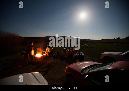 USA, Montana, Smith River, les gens assis à côté de feu de camp Banque D'Images