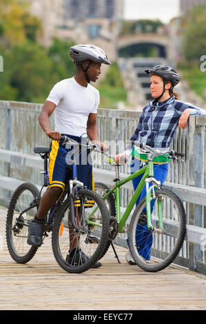 Les cyclistes sur un pont Banque D'Images