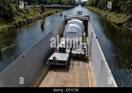 Berlin, Allemagne, une turbine à gaz de Siemens sur l'BEHALA-Schwergutshuttle Banque D'Images