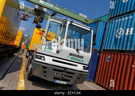 Berlin, Allemagne, electric-truck Terminal à conteneurs dans le port de l'Ouest Banque D'Images