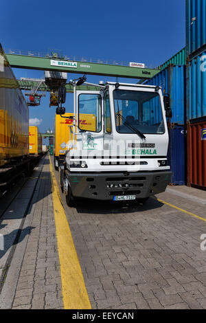 Berlin, Allemagne, electric-truck Terminal à conteneurs dans le port de l'Ouest Banque D'Images