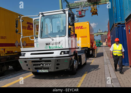 Berlin, Allemagne, electric-truck Terminal à conteneurs dans le port de l'Ouest Banque D'Images