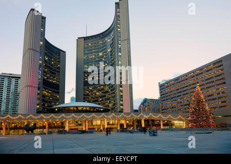 L'Hôtel de Ville de Toronto à l'époque de Noël et sur développé Nathan Phillips Square, Toronto ; Ontario;Canada Banque D'Images