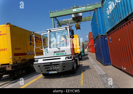 Berlin, Allemagne, electric-truck Terminal à conteneurs dans le port de l'Ouest Banque D'Images