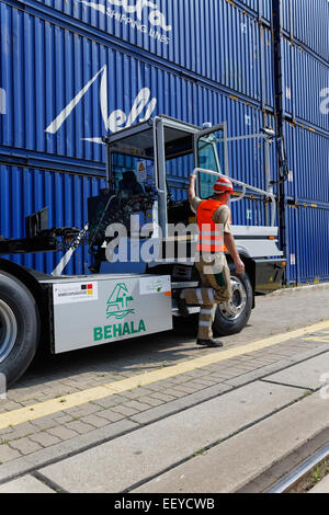 Berlin, Allemagne, electric-truck Terminal à conteneurs dans le port de l'Ouest Banque D'Images