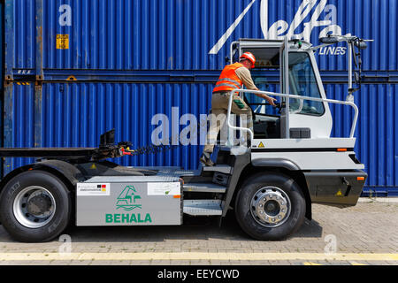 Berlin, Allemagne, electric-truck Terminal à conteneurs dans le port de l'Ouest Banque D'Images