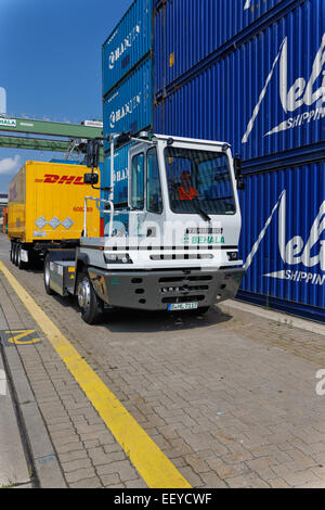 Berlin, Allemagne, electric-truck Terminal à conteneurs dans le port de l'Ouest Banque D'Images