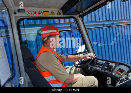 Berlin, Allemagne, electric-truck Terminal à conteneurs dans le port de l'Ouest Banque D'Images