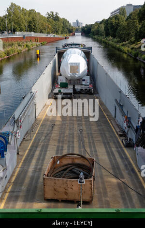 Berlin, Allemagne, centrale électrique turbine à gaz est transporté avec BEHALA-Schwergutshuttle Banque D'Images