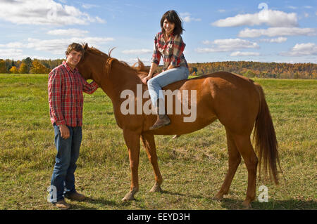 Fille assise sur un cheval Banque D'Images