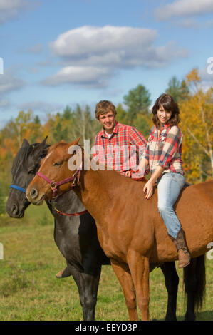 Couple assis sur des chevaux Banque D'Images