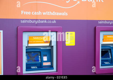 Distributeur de billets de la banque de Sainsbury's à sa machine Matlock Derbyshire, Angleterre,magasin Banque D'Images