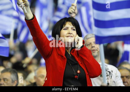 Athènes, Grèce. 23 janvier 2015. Une femme brandit une pavillon grec. Néa Dimokratía, le principal parti du gouvernement actuel, ont tenu leur dernière réunion électorale à Athènes. Le seul orateur était le chef du parti et actuel premier ministre grec Antonis Samaras. Crédit : Michael Debets/Alamy Live News Banque D'Images