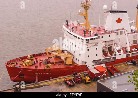 La VILLE DE QUÉBEC, QUÉBEC, CANADA - Canada Garde côtière canadienne bateau amarré sur le fleuve Saint-Laurent, au Québec. Banque D'Images